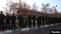 Pripadnici iranske policije stoje na straži na protestu ispred britanske ambasade u Teheranu, 14. Januar 2026.