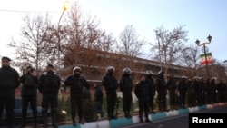 Policë iranianë duke ruajtur Ambasadën britanike në Teheran, pas protestave para kësaj ndërtese më 14 janar. 