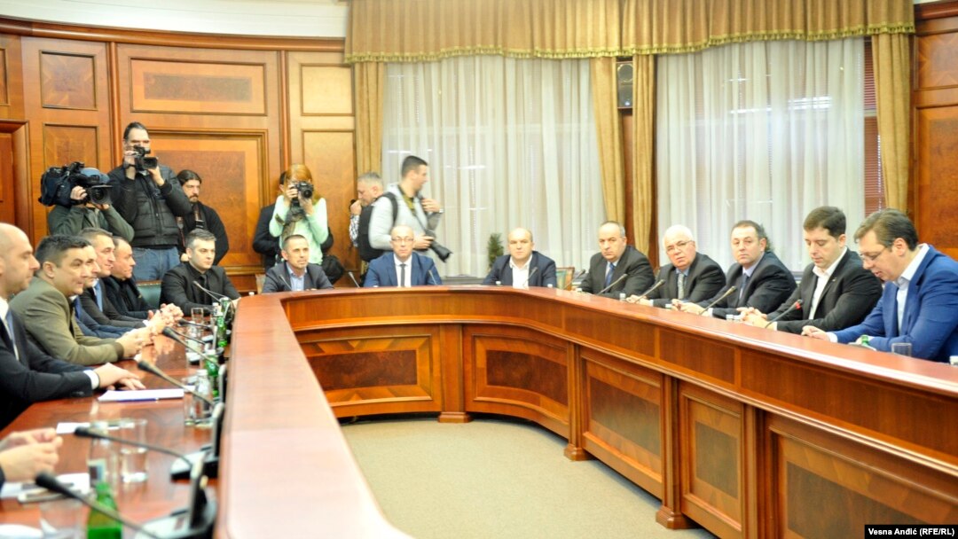Za stolom sa premijerom Srbije sede i poslanici iz Srpske liste koji su, pristankom na smenu Marića izazvali razdor