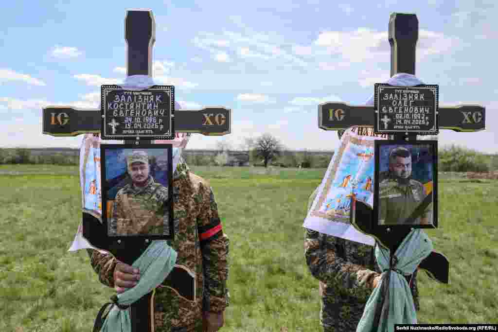 У братів залишились батьки, брати, дружини. У Олега є п’ятирічна донечка.