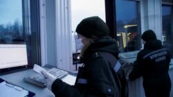 Bjeloruski graničari sa zaštitnim maskama i rukavicama na graničnom prelazu između Bjelorusije i Litvanije u blizini sela Kamenny Log, Bjelorusija, 18. marta 2020.