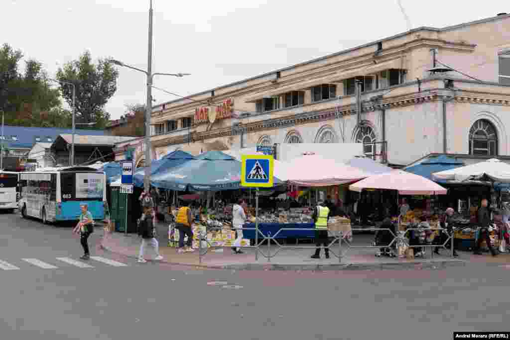 Piața Centrală, cunoscută anterior sub denumirea de Центральный рынок (Țentral'nîi rînok) până în 1991, este cea mai mare și mai aglomerată piață agroalimentară din Chișinău. Aceasta se întinde pe un cartier rectangular, format din două sectoare ale capitalei, fiind delimitată de străzile Armenească, Mitropolit Varlaam și Tighina. Piața are o suprafață totală de 3,5 hectare.În imagini hala de carne în anii 60 și în prezent. 