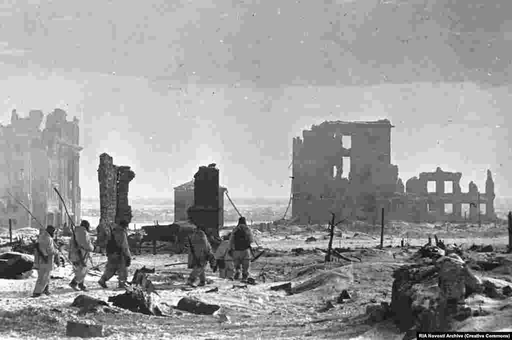 Red Army soldiers in winter camouflage patrol the center of Stalingrad in 1943. &nbsp; The battle for Stalingrad, won by the Red Army, was the high-water mark of the Nazi advance into the Soviet Union. From the spring of 1943 onward, German led-forces were in retreat and the Soviet military would eventually push them all the way back to Berlin.&nbsp; &nbsp; &nbsp; &nbsp;