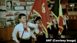 Ceremonie de acordare a cravatei roșii cu tricolor la Palatul Pionierilor din București.