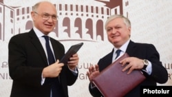 Armenia - Foreign Ministers Edward Nalbandian (R) of Armenia and Hector Marcos Timerman of Argentina sign an agreement in Yerevan, 4Sept2012.