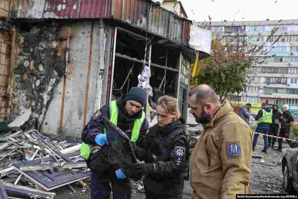 Працівники поліції оглядають уламки БПЛА, які влучили в Солом&#39;янському районі столиці. Це вже друга впродовж останніх кількох днів повітряна атака в Києві із потерпілими &ndash; 25 жовтня в столиці&nbsp;внаслідок влучання дрона загинула дівчинка, ще кілька людей були поранені