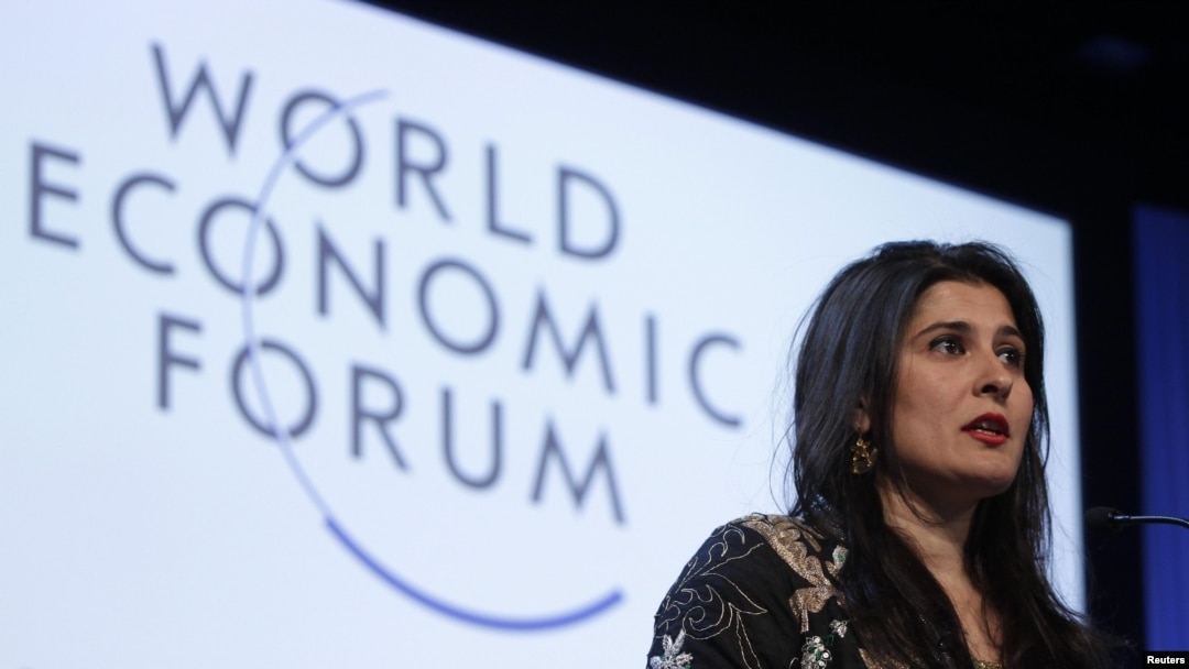 Pakistanlı jurnalist və rejissor Sharmeen Obaid-Chinoy ənənəvi Dünya İqtisadi Forumunda mükafat alandan sonra çıxış edir, 22 yanvar