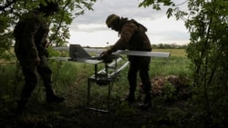 Военнослужащий 15-й бригады оперативного назначения «Кара-Даг» Национальной гвардии Украины готовит к вылету ударный беспилотник Darts над позициями российских войск неподалеку от Купянска, Харьковская область, Украина, 2025 год