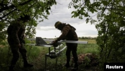Военнослужащий 15-й бригады оперативного назначения «Кара-Даг» Национальной гвардии Украины готовит к вылету ударный беспилотник Darts над позициями российских войск неподалеку от Купянска, Харьковская область, Украина, 2025 год