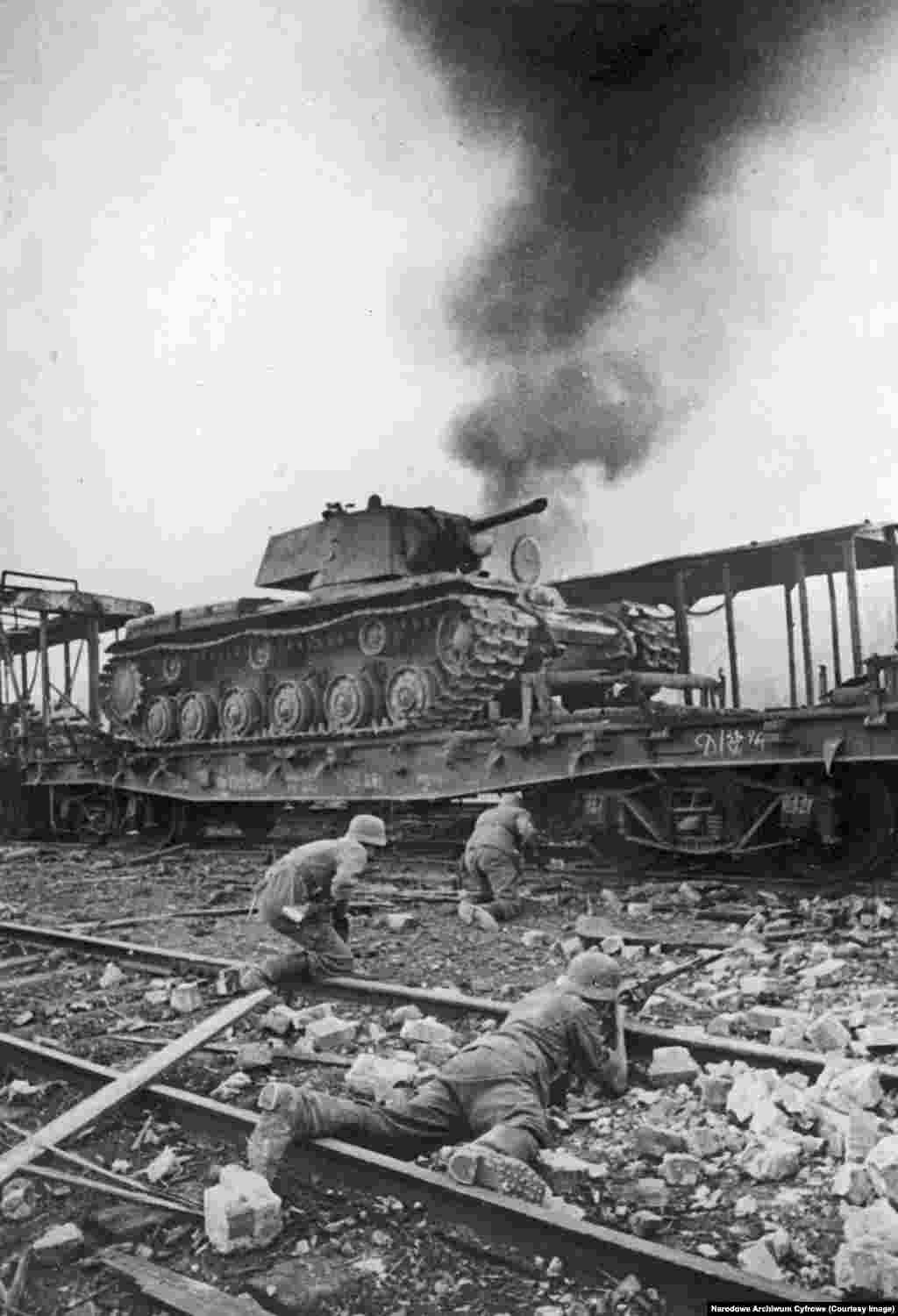 Trupele naziste intrând în luptă pe calea ferată Moscova-Smolensk în august 1941. Un tanc sovietic KV-1 este prins între focuri. În ciuda prezicerii lui Hitler cu privire la cucerirea rapidă a Moscovei și Leningradului (acum Sankt Petersburg), trupele naziste s-au confruntat cu o rezistență feroce și nu au putut să cucerească niciun oraș.