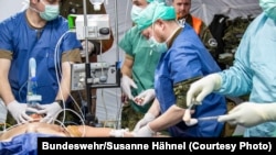 Хірургічна команда проводить підготовку до операції на високотехнологічному бездротовому симуляторі під час навчань Medic Quadriga 2026 у Шенефельді, Німеччина, березень 2026 року