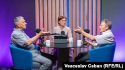 Analiștii politici Igor Boțan (stânga) și Nicolae Negru, invitații permanenți ai Eugeniei Crețu la podcastul „Dincolo de Știri”, în studioul Europei Libere