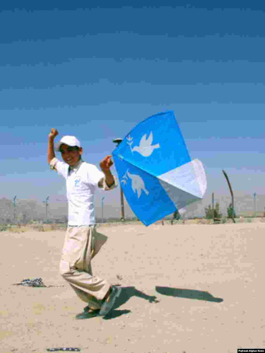 Flying kites for peace on Nader Khan hill - Children’s laughs and screams echo across a dusty Kabul hilltop as they celebrate International Day of Peace by flying blue paper kites decorated with white doves.