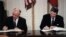 Președintele Reagan și Mihail Gorbaciov semnează Tratatului de eliminare a rachetelor nucleare cu rază medie şi mică de acţiune din Europa 