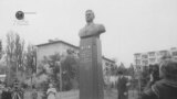 Памятник Кунаеву при его жизни