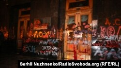 У поліції зазначили, що два протоколи складено за статтею 173 КУпАП (Дрібне хуліганство) та два протоколи за статтею 195-6 (Порушення порядку виробництва, зберігання, перевезення, торгівлі та використання піротехнічних засобів)