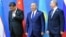 Президент Китая Си Цзиньпин (слева), президент Казахстана Нурсултан Назарбаев (в центре) и президент России Владимир Путин фотографируются после саммита ШОС. Астана, 9 июня 2017 года.