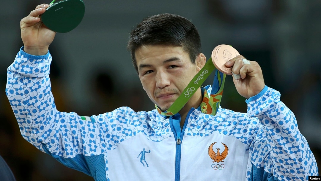 Ақша үшін ресейлік құс қыздардың қатысуымен онлайн порно Сұлулар бейнебаянда бөртпелерін көрсетеді