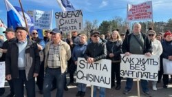 Angajați ai CFM protestează în fața Guvernului, cerând achitarea restanțelor salariale, Chișinău, 14 martie 2025.