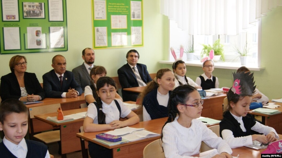 Татарстанның мәгариф һәм фән министры Энгел Фәттахов (арткы рәттә сулдан икенче) Самарның "Яктылык" мәктәбендә