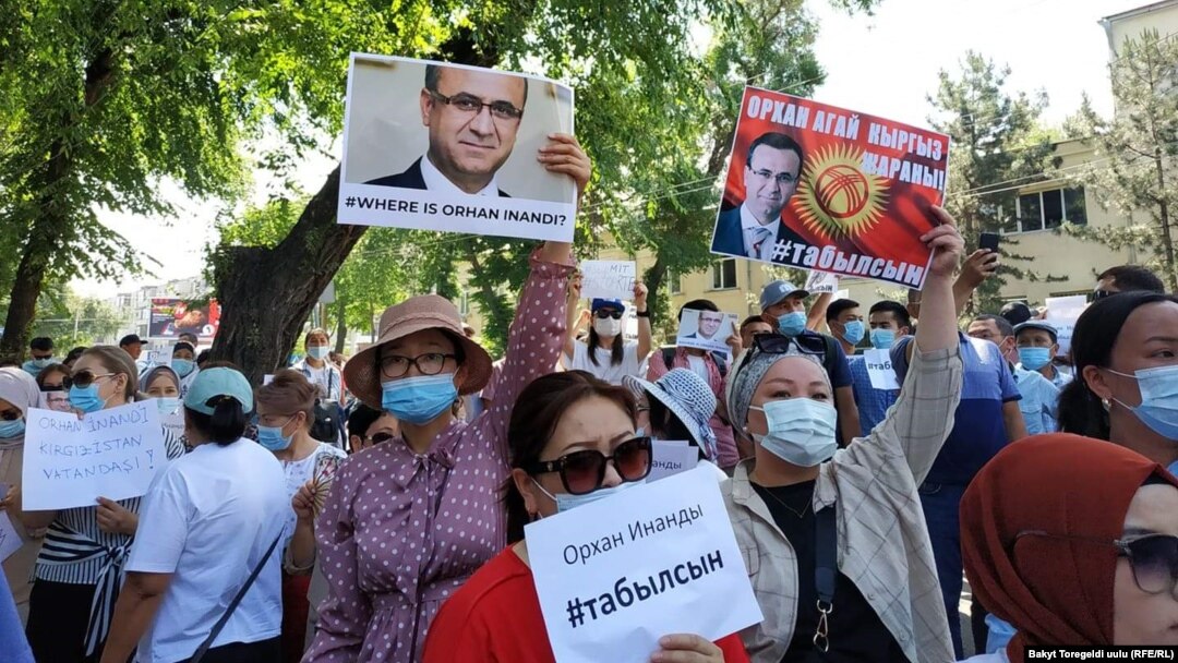 Бишкекда Ўрхон Инандини тезроқ қидириб топиш талаби билан митинглар ўтмоқда.