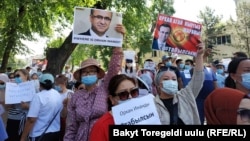 Protesters rally near the Turkish Embassy in Bishkek in support of Orhan Inandy.