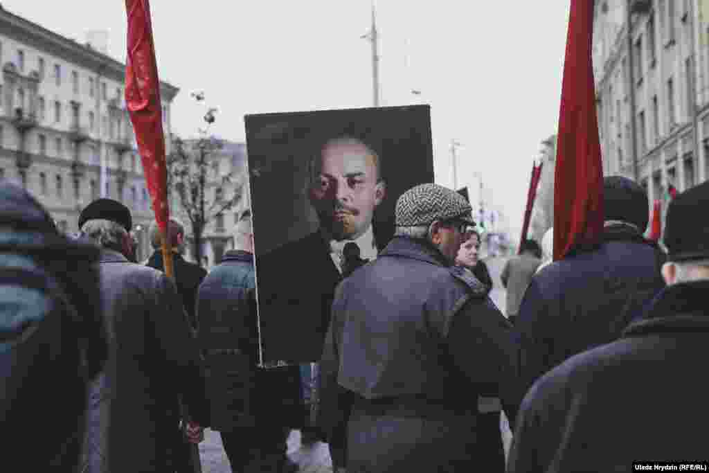 Минск қаласындағы Октябрь революциясын тойлау кезінде Владимир Лениннің портретін ұстаған адамдар. 7 қараша 2018 жыл. &nbsp;