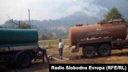 Cisterne za vodu koje dopunjavaju druge manje cisterne koje gase požar, foto: Mirsada Ćosić