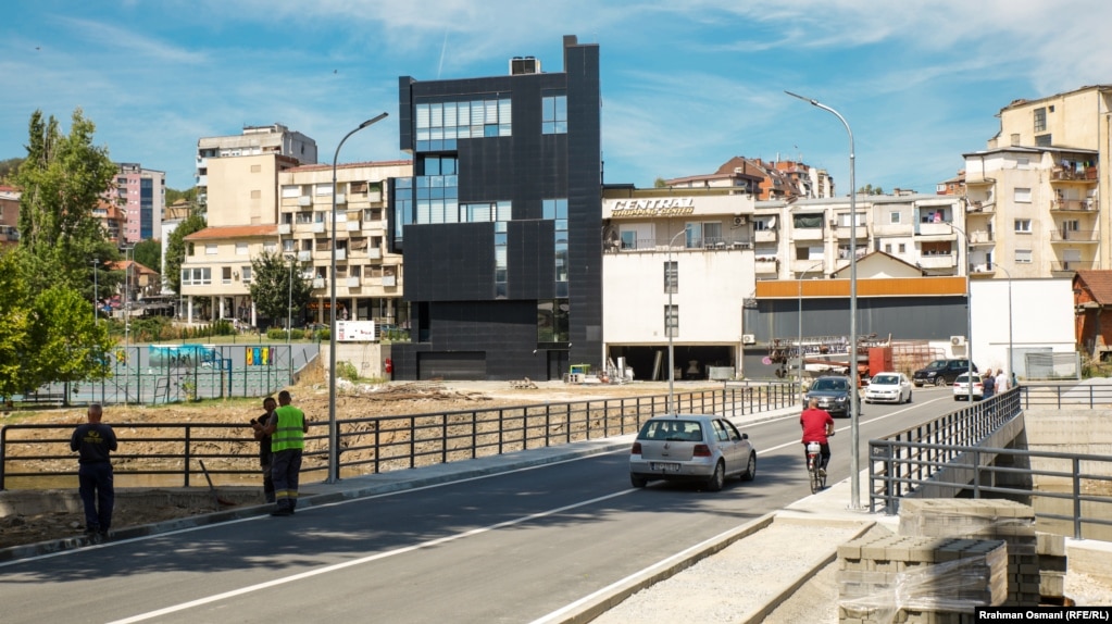 Një ditë pas hapjes së urës së re për automjete mbi lumin Ibër, që ndan Mitrovicën në jugun e banuar me shqiptarë dhe në veriun e banuar me serbë, shumë qytetarë e shfrytëzuan atë për të lëvizur mes dy vendbanimeve.