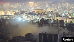 Israelul a continuat războiul și pe cel de-al doilea front, cel din Liban. În imagine: fumul se ridică din suburbiile sudice ale Beirutului în urma unui atac israelian.