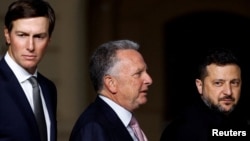 Jared Kushner, Steve Witkoff i ukrajinski predsjednik Volodimir Zelenski u Kijevu 6. septembra.