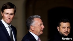 Посланники президента США Джаред Кушнер и Стив Уиткофф, президент Украины Владимир Зеленский (слева направо). Киев, 6 сентября 2026 года 