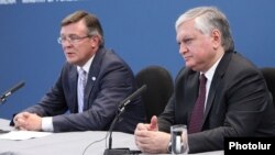 Armenia - Foreign Minister Edward Nalbandyan (R) and and his Ukrainian counterpart Leonid Kozhara give a joint press conference in Yerevan, 15Jul2013.