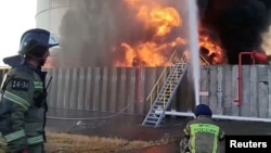 Тушение пожара после атаки беспилотников по порту в Азове Ростовской области