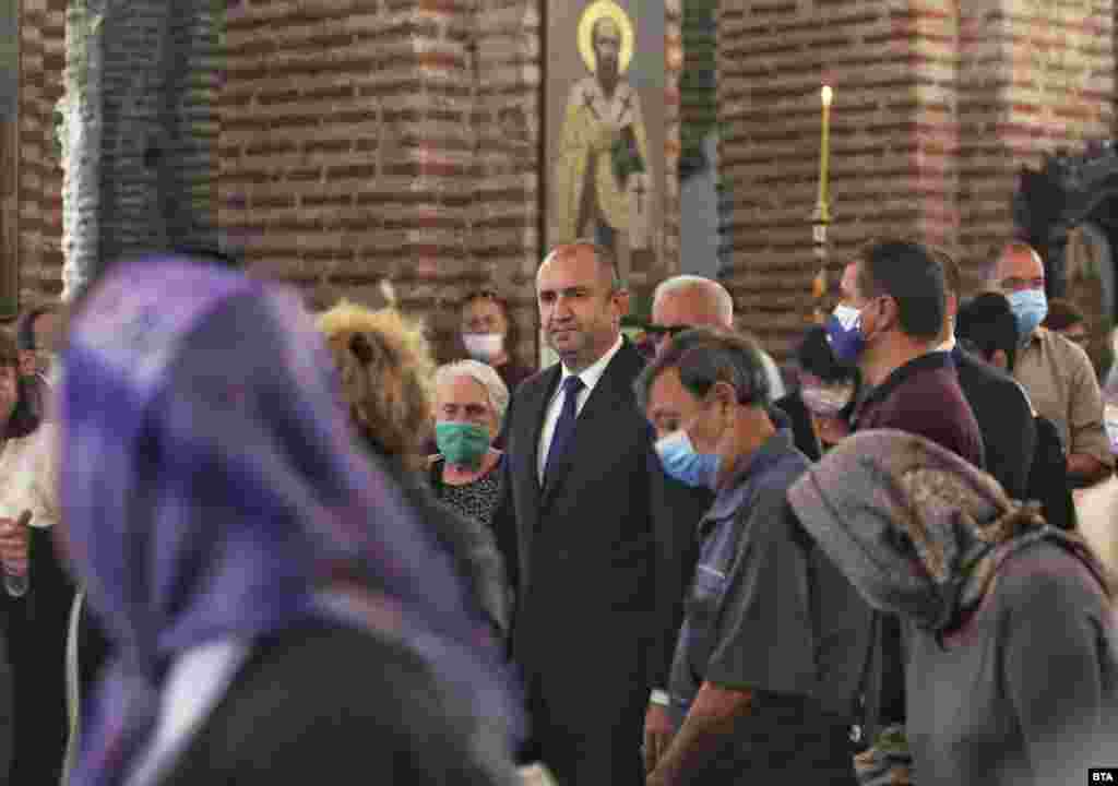 БУГАРИЈА - Треба да се најде политичко решение, но не може да се прават компромиси со историјата и јазикот или со барања за национални малцинства, изјави денеска бугарскиот претседател Румен Радев во врска со недоразбирањата меѓу Софија и Скопје и очекувањата од средбата на заедничката комисија за историски и образовни прашања.