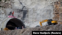 Radovi na izgradnji puta Bar-Boljare, jednom od infrastrukturnih projekata u Crnoj Gori koji se realizuje kineskim kreditom. Zabeleženo 18. juna 2018. 