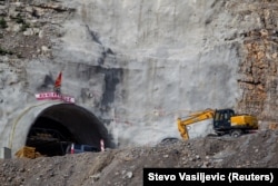 Helyi alvállalkozók építik a részben kínai hitelből finanszírozott Bar-Boljare autópálya egyik alagútját Smokovac közelében, 2018 júniusában