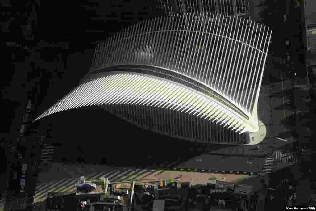 Pamje ajrore e stacionit të trenave "Oculus", pranë Qendrës së rindërtuar Botërore të Tregtisë. Kulmi i stacionit hapet çdo 11 shtator, në nderim të viktimave të sulmeve të vitit 2001. (Nju-Jork, 5 gusht 2021)