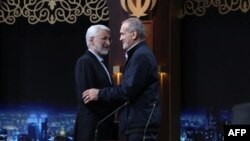 Reformaçy, weteran kanun çykaryjy Masud Pezeşkian bilen öňki ýadro gepleşikçisi, berk liniýaly Said Jalili (Ç)