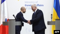 Ministri i Jashtëm i Francës, Jean-Noel Barrot (majtas) dhe homologu i vet ukrainas, Andrii Sybiha, në një konferencë të përbashkët shtypi, Kiev, 19 tetor 2024.