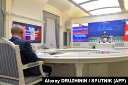 Владимир Путин проводит переговоры по видеосвязи