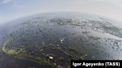 Вид с вертолета на затопленное село в Приамурье