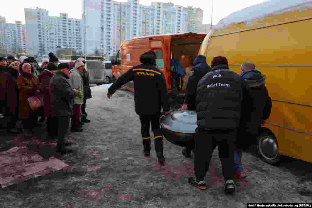 Від 15 січня міжнародна гуманітарна організація World Central Kitchen розгорнула в Києві так звані «бограч-станції» ‒ пункти роздачі гарячої їжі для жителів міста, які через російські обстріли залишилися без стабільного електропостачання та опалення