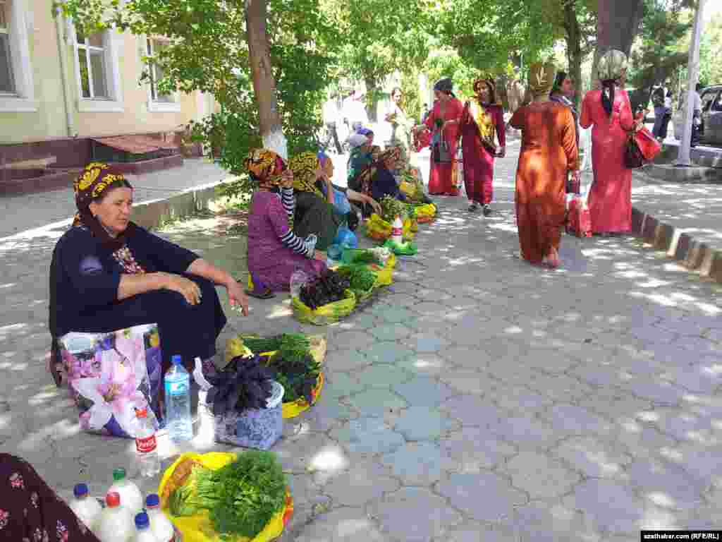 Aşgabadyň köçeleriniň birinde gök-bakja ýa-da süýt önümlerini satýan köçe söwdagärleri.&nbsp;​​Türkmenistanda gyşyň sowuk, tomsuň yssy howa şertlerine garamazdan, köçe söwdagärleriniň ir ertirden öz iş ýerlerine çykýandygy aýdylýar.