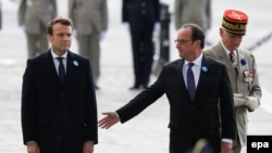 Aktelni francuski predsjednik Francois Hollande i izabrani predsjednik Emmanuel Macron na proslavi Dana pobjede, 8. maja 2017.