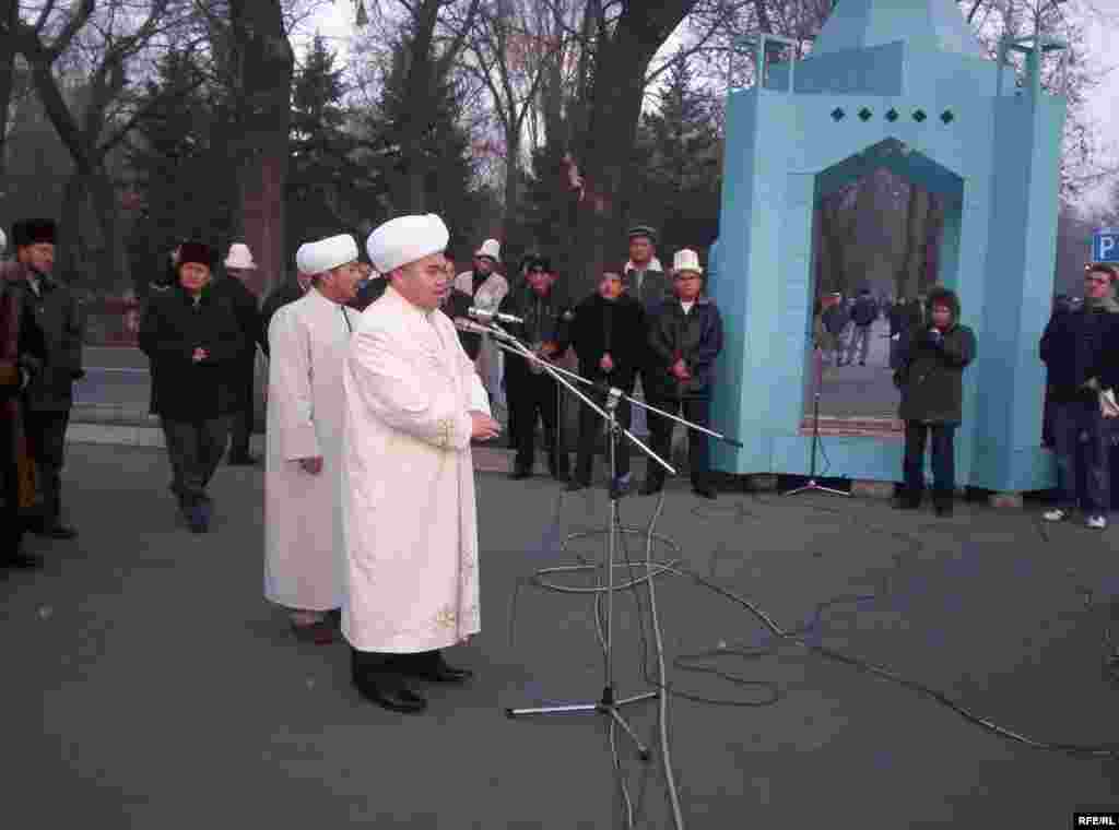 Айт намаз муфтий Мураталы-ажы Жумановдун имамдыгы менен окулду - Kyrgyzstan -- On Kyrgyz Muslims' Kurman Ait (Eid al-Adkha) Mass Prayer at the Square, Bishkek, 08dec08 