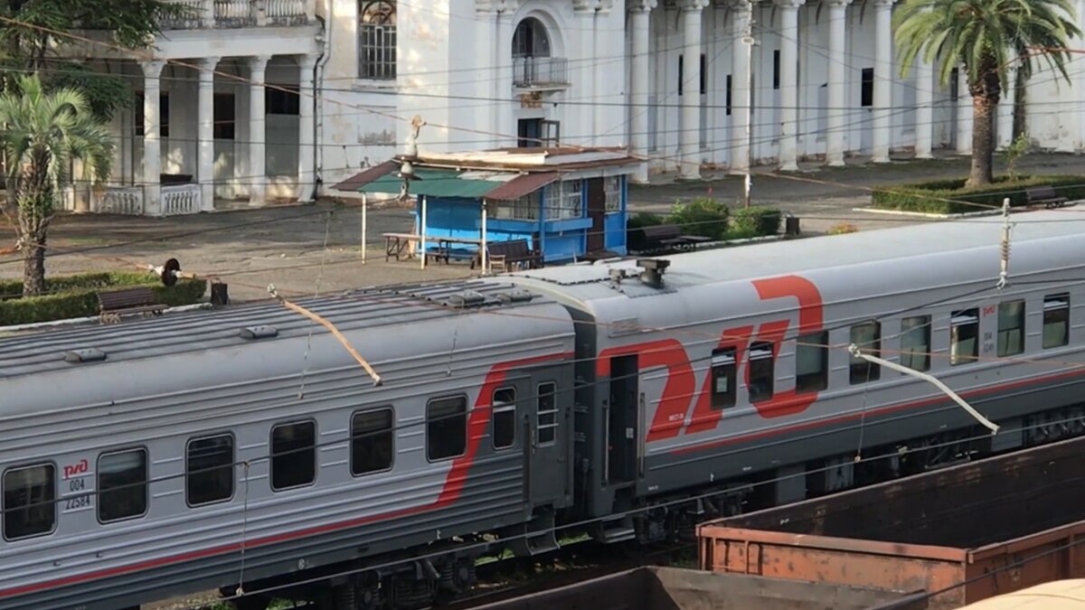 Поезд сухум с петербург. ЖД вокзал Сухум 2021. Железная дорога Сухуми Тбилиси. Ленинград - Сухуми поезд. Сухуми Тбилиси поезд.