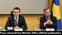 Kryeministri Albin Kurti dhe kryetari i Komisionit parlamentar për punë të jashtme. 
