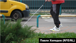 Андрій Спесивцев іде вулицею