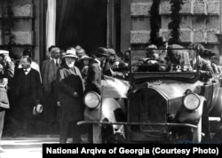 ნოე ჟორდანია და ბენიამინ ჩხიკვიშვილი ხვდებიან მეორე ინტერნაციონალის დელეგაციას ტფილისის რკინიგზის სადგურში. ეროვნული არქივის ფოტო